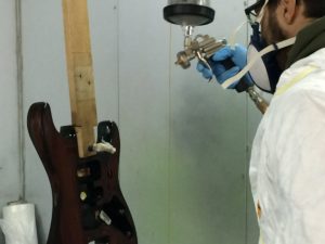 Quale fondo utilizzare per verniciare una chitarra: il fondo alla nitro 